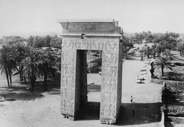 Il Propilone di Tolomeo e il Viale delle Sfingi